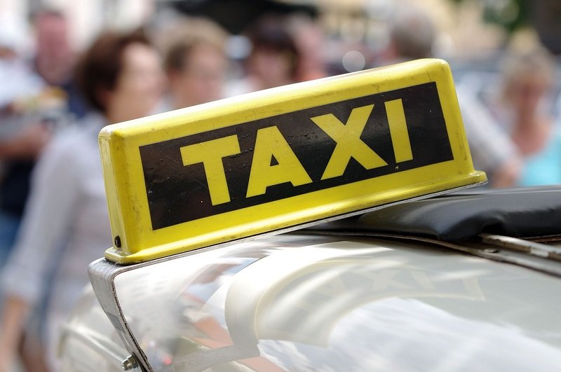 Żółty kogut taxi