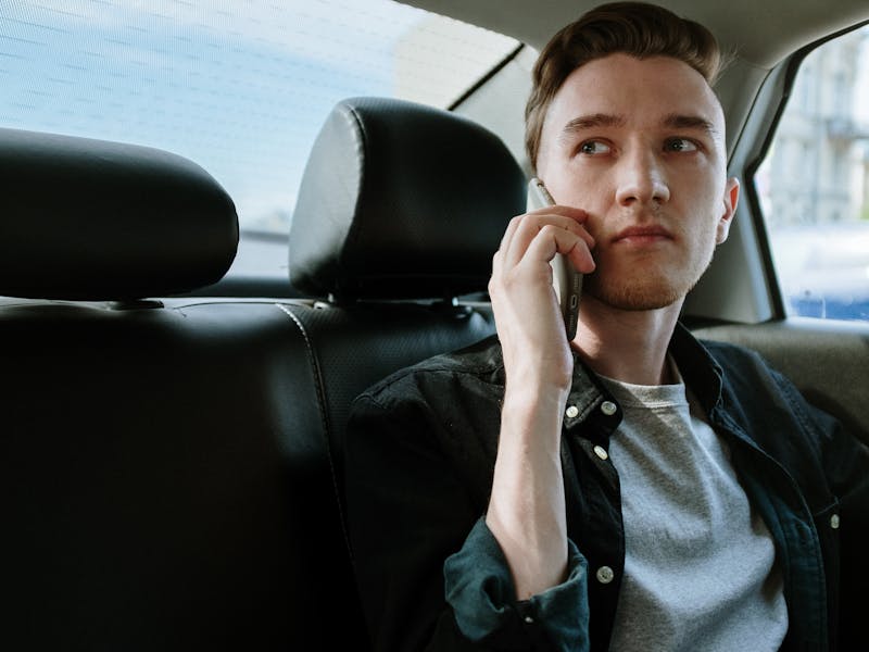 Mężczyzna w aucie rozmawia przez telefon