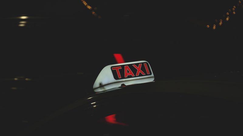 Znak taxi w nocy